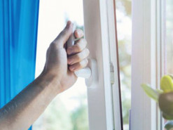Впорається навіть школяр: простий і дешевий спосіб утеплити вікна на зиму