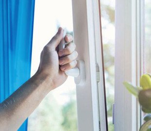 Впорається навіть школяр: простий і дешевий спосіб утеплити вікна на зиму