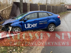 Под Киевом “забыли” такси Uber, которое слетело с дороги и снесло забор (фото)
