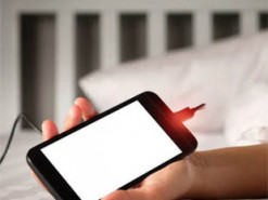 Чи шкідливо залишати смартфон на зарядці вночі: нюанси, які варто знати