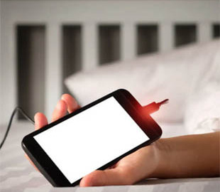 Чи шкідливо залишати смартфон на зарядці вночі: нюанси, які варто знати