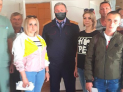 Российский следователь фотографировался с врачами без маски. Для публикации маску дорисовали