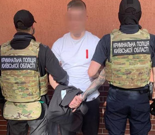 Збирав кошти для ЗСУ та сам же їх і привласнював: у Києві викрили псевдоволонтера