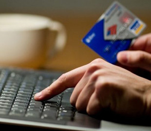 Інтернет-шахраї ошукали жінку на 2 тисячі доларів