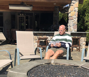 Руководитель Microsoft показал флагманский смартфон Surface Duo