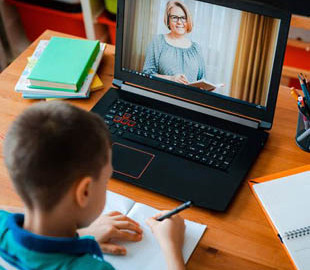 Відомо, чи перейдуть на дистанційне навчання школи у Києві