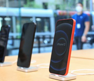 Кардиологи рассказали, чем iPhone 12 опасен для здоровья