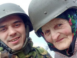 83-річна волонтерка з Тальнівщини стала зіркою Тік-Току