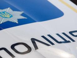 На трасі "Київ-Чоп" автомобіль врізався у блок-пост та наїхав на військового