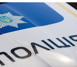 На трасі "Київ-Чоп" автомобіль врізався у блок-пост та наїхав на військового