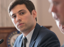 «Ти не можеш здатися, бо це не твоя країна», – потролив Макрона Пол Масаро