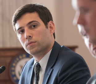 «Ти не можеш здатися, бо це не твоя країна», – потролив Макрона Пол Масаро