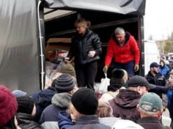 Жителям Херсона роздали майже 1000 продуктових наборів