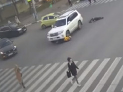 В соцсетях появилось видео, где водитель Toyota, который сбил детей на переходе, ищет «закладку»