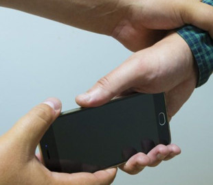 В Одессе мужчина украл у подростка телефон на спортивной площадке