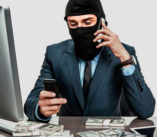 Псевдоработник банка обманул женщину на 10 тысяч гривен