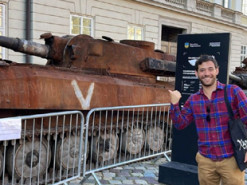 "Ваші податки працюють": радник Конгресу США показав американцям розбиту техніку РФ (фото)