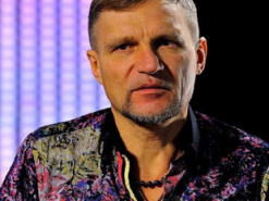 Олег Скрипка показав дівчинку, яка грала пісню "ВВ" на вулиці – вона загинула під час обстрілу в Слов'янську