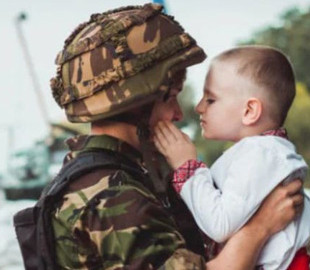 Чоловіки-військовослужбовці також зможуть отримати відпустку для догляду за дитиною