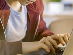 Более 1000 школ остаются на дистанционном обучении