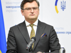 Великі секторальні санкції та відключення рф від SWIFT: Кулеба розповів, над чим працює МЗС