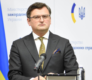 Великі секторальні санкції та відключення рф від SWIFT: Кулеба розповів, над чим працює МЗС