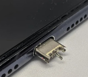 Що робити, якщо USB-кабель зламався прямо в телефоні і застряг: пояснюють фахівці
