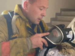 Столичний рятувальник віддав свою кисневу маску немовляті під час пожежі: відео порятунку зворушило Мережу