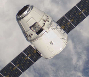 Космический корабль SpaceX создал красочное шоу на орбите Земли (Фото)