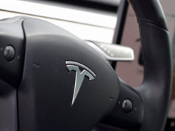 Американский сенатор призвал Tesla изменить название функции «Автопилот»