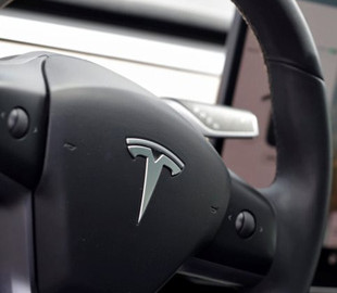 Американский сенатор призвал Tesla изменить название функции «Автопилот»