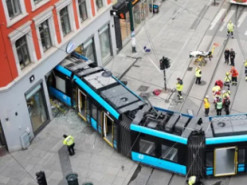 Трамвай зійшов з рейок і врізався в магазин Apple в Осло