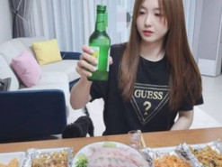 Як струнка кореянка завдяки поїданню їжі та чавканню на камеру заробляє мільйони переглядів