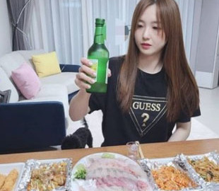 Як струнка кореянка завдяки поїданню їжі та чавканню на камеру заробляє мільйони переглядів