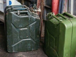 Експерт розповів про тонкощі зберігання пального в каністрах