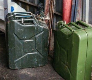 Експерт розповів про тонкощі зберігання пального в каністрах