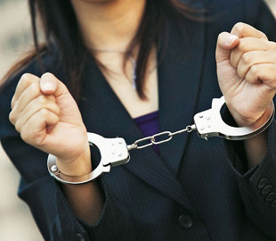 Сотрудница банка украла с карточек клиентов почти 800 тысяч гривен