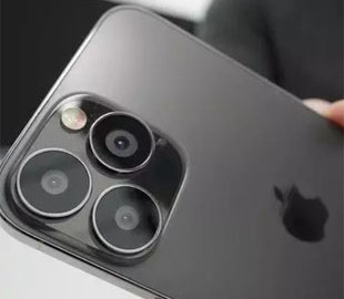 Франция заставила Apple вложить в комплект с iPhone 13 наушники