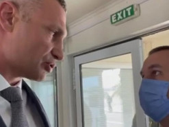 Кличко не смог встретиться с Меркель в аэропорту и стал героем мемов