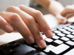 В Киеве пенсионеров учат оплачивать счета онлайн