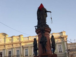 Пам'ятник Катерині ІІ в Одесі одягнули у ковпак ката та прикріпили до статуї зашморг