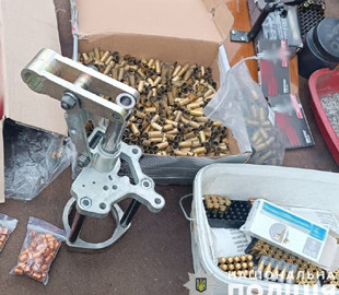 Викрито спритника, який торгував боєприпасами через поштовий сервіс