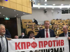 Вакцинация в РФ: в Госдуме произошла потасовка из-за QR-кодов