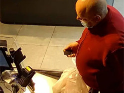 Полицейские задержали преступника, платившего за покупки с украденных карт