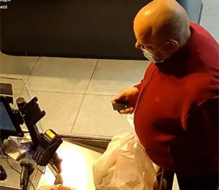 Полицейские задержали преступника, платившего за покупки с украденных карт