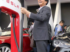 Tesla расширяет связи с общественностью и юристами в Китае