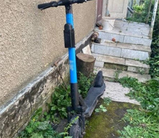 Чоловік вкрав електросамокат із прокату, щоб "їздити на роботу"