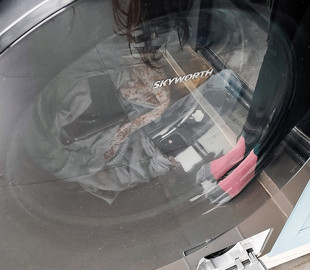 Китаянка постирала Huawei Mate 40 Pro и iPhone 12 в стиральной машинке