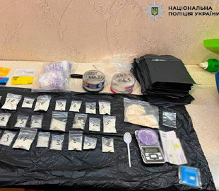 Розсилав амфетамін поштою по всій Україні: у Києві затримали наркоторговця