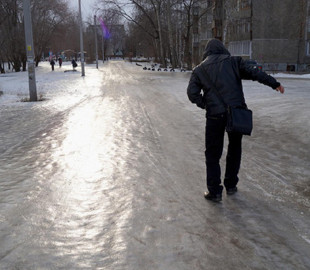 Опять маску забыл: гололедицу в Украине высмеяли меткой фотожабой